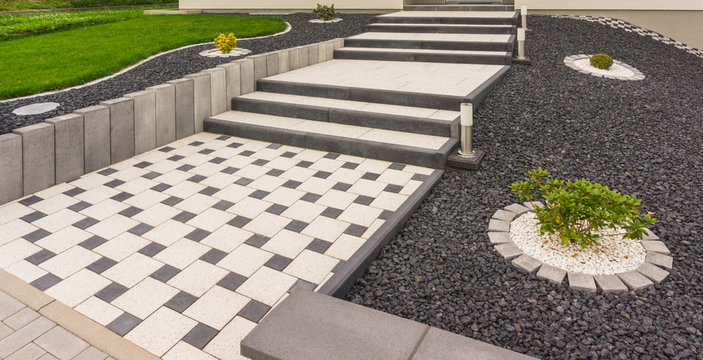 Vorgarten mit Au&szlig;entreppe aus Fertigbetonteilen Betonpflaster Betonstelen - Front garden with external staircase made of prefabricated concrete parts Concrete paving Concrete paving Concrete stelae