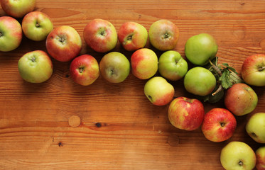 Apfel Äpfel Band Banner Welle Wellen Hintergrund Tisch Holz verschiedene overhead