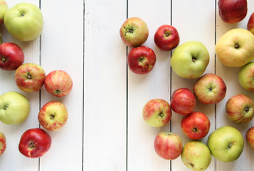Äpfel Frisch Ernte Tisch verscheidene overhead von Oben Rote Grüne 