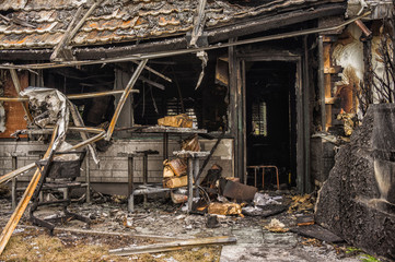 Brandschaden ausgebrandtes Ladengeschäft nach dem Löschen - Fire damage burnt-out shop after...
