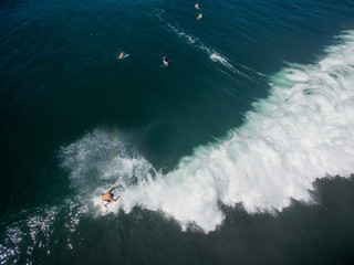 Obraz premium keramas bali right barrel spray indonesia aerial drone shot cutback spray