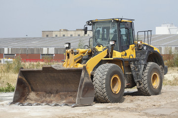 Bagger mit Baggerschaufel auf einer Baustelle