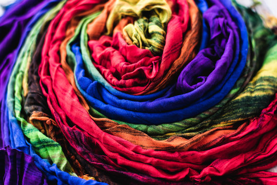 tecido colorido enrolado