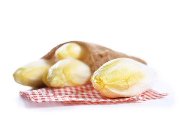 endive sur fond blanc,salade