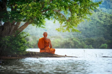 Foto auf Acrylglas Buddha Buddhistischer Mönch in Meditation neben dem Fluss mit schönem Naturhintergrund