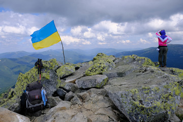 Ukraina, Karpaty Wschodnie - góry Gorgany Środkowe, flaga Ukrainy i turystka na Wielkiej Sywuli (najwyższym szczycie Groganów) © Iwona