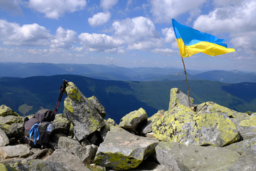 Ukraina, Karpaty Wschodnie - góry Gorgany Środkowe, flaga Ukrainy na Wielkiej Sywuli (najwyższym szczycie Groganów) © Iwona