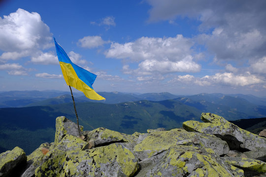 Ukraina, Karpaty Wschodnie - g&oacute;ry Gorgany Środkowe, flaga Ukrainy na Wielkiej Sywuli (najwyższym szczycie Gorgan&oacute;w)