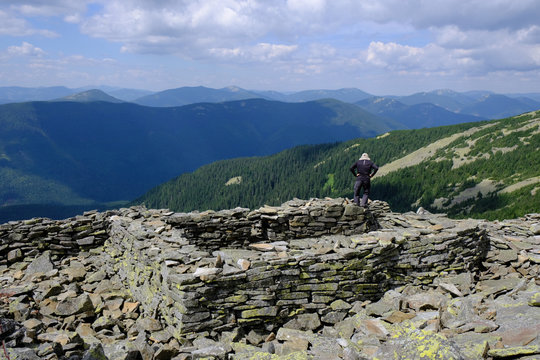 Ukraina, Karpaty Wschodnie - g&oacute;ry Gorgany Środkowe, turysta na okopach z kamieni z okresu Pierwszej Wojny Światowej