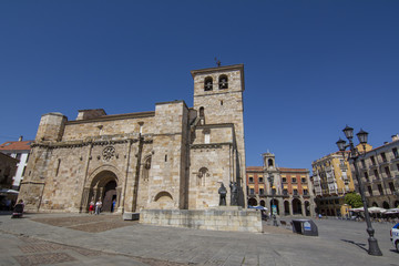 Fototapeta na wymiar Fachada principal de la iglesia románica de San Juan Bautista en la Plaza Mayor de Zamora con la estatua del Merlu 