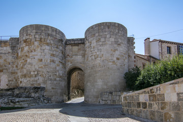 Puerta de 'Doña Urraca' en la muralla de la ciudad de Zamora, España.