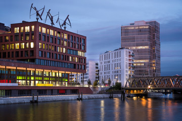 Elbtorpromenade Südseite Hamburg HafenCity am Abend