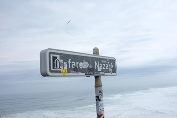 Surf Su onde giganti a Nazaré - Portogallo