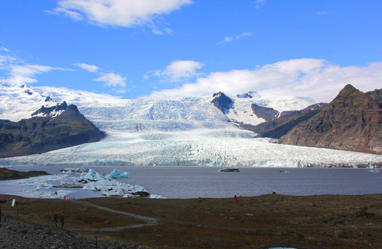 lagon arctique et son glacier