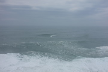 Surf Su onde giganti a Nazaré - Portogallo