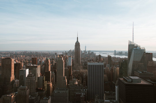 Vista de Manhattan y el Empire State Building al atardecer