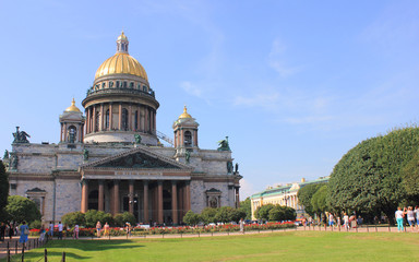 Obraz premium St. Isaac's Cathedral in Saint Petersburg, Russia. Church and Museum Building, Famous Old Cultural City Architecture Landmark. Saint Isaac Cathedral Front View on Blue Sky Sunny Summer Day Background
