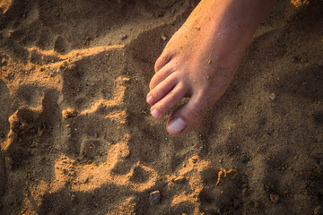 Stopa kobiety w piasku