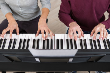 Obraz premium two person playing the keyboards