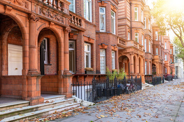 Obraz premium Londyn jesienią: typowa, brytyjska architektura na ulicy w dzielnicy Chealsea, Kensington, Wielka Brytania
