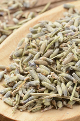 Lavanda en una cuchara de madera sobre fondo de madera marrón