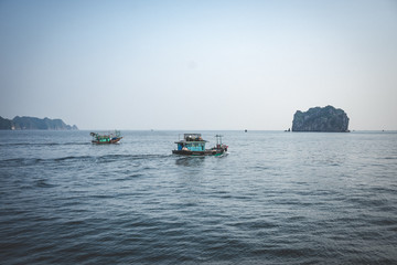 Obraz premium fischerboat halong bay vietnam