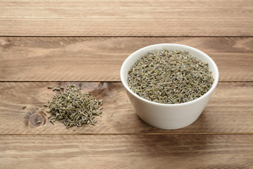 Lavanda en un cuenco de cerámica blanca sobre fondo de madera marrón