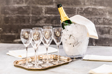 Champagner Glässer mit Flaschenkühler 