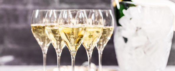 Champagner Glässer mit Flaschenkühler  © karepa