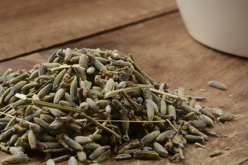 Lavanda en un cuenco de cerámica blanca sobre fondo de madera marrón