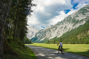 Fototapeta na wymiar Junge fährt Mountain-Bike in den Bergen