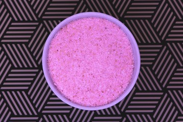 Obraz na płótnie Canvas Pink Himalayan salt in black and white tray background - Himalaia salt 