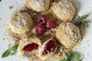 Topfenknödel mit Himbeerfülle