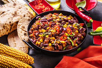 Chilli con carne und frische selbstgemachte Tortillas