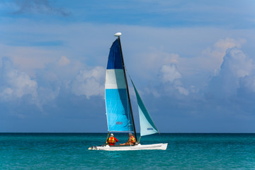 Navegando en velero en la playa Varadero. © jesuschurion57