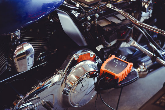 motorcycle adjustment device. repair and programming of a motorcycle. The device is connected to workshop tools, a modern garage, storage and repair.