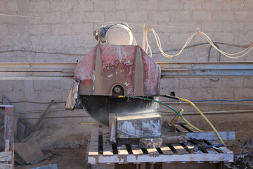 Industrial Machine for cutting slabs of rock into smaller pieces