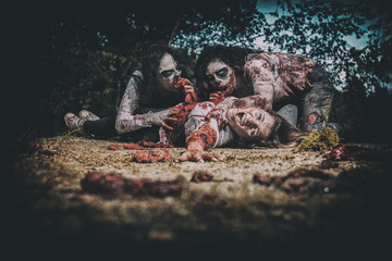 halloween horror zombie beim fressen