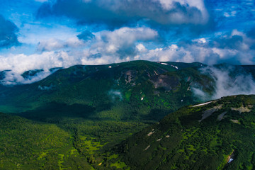 Berge und Wolken in Kamtschatka