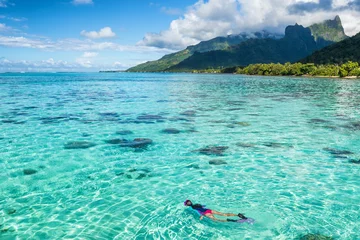 Foto auf Acrylglas Tauchen Touristische Frau des Luxusreisens, die im Ozean von Tahiti, Moorea-Insel, Französisch-Polynesien schnorchelt. Schnorchelschwimmen Mädchen in kristallklarem Wasser und Korallenriffen.