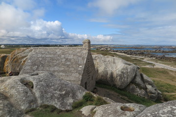Haus zwischen zwei Felsen, Meneham, Bretagne