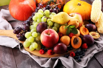 Crédence de cuisine en verre imprimé Fruits Fruits d& 39 été frais avec pomme, raisins, baies, poire et abricot