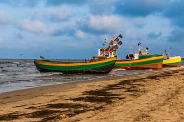 Kolorowe łodzie rybackie na brzegu plaży, Sopot