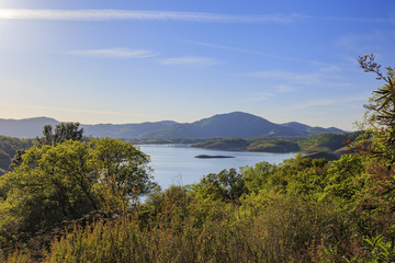Obraz premium Afternoon view of the beautiful Don Pedro Reservoir