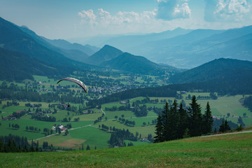 Fototapeta na wymiar Gleichtschirmflug in der Steiermark