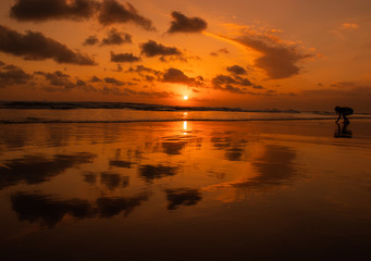 Fototapeta na wymiar Sunset by the beach