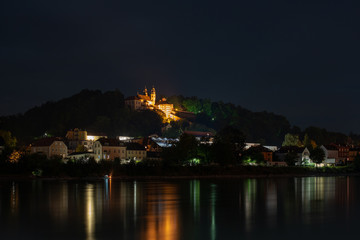 Fototapeta na wymiar Mariahilfberg bei Nacht in Passau