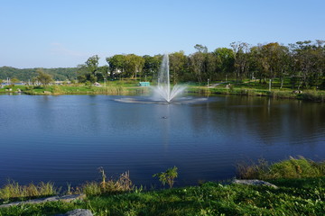 Фонтан на озере.