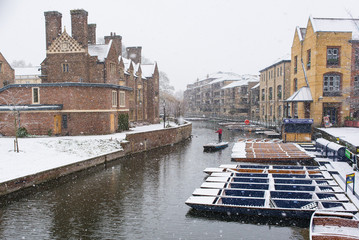Cambridge, UK -  10 December 2017. UK Weather: Winter punting in heavy snow on the river Cam, view...
