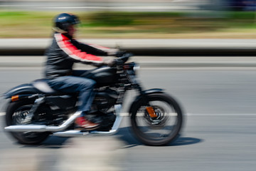 Motorradfahrer in Bewegung